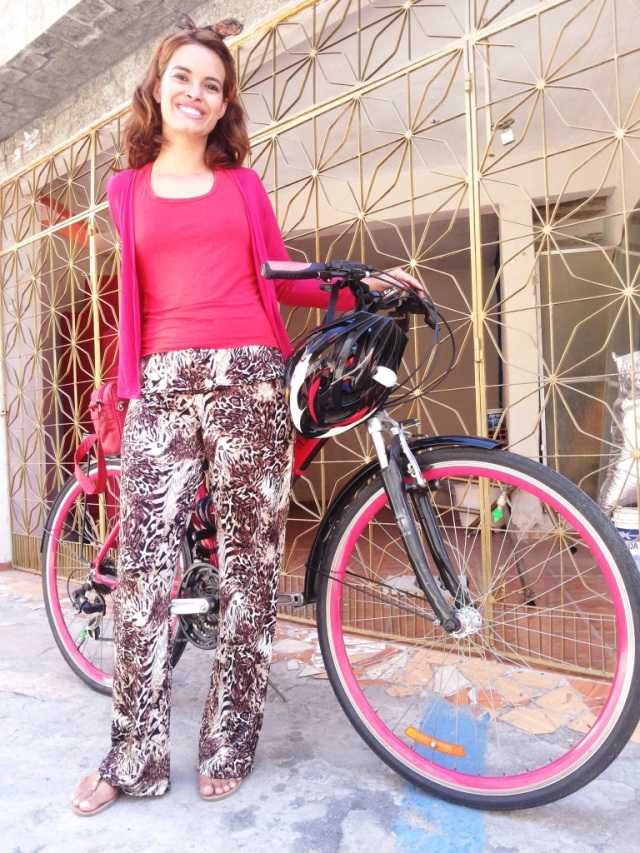 Calça marrom e regata vermelha Blog de bike na Cidade Sheryda Lpes by Francisco Barbosa (2)
