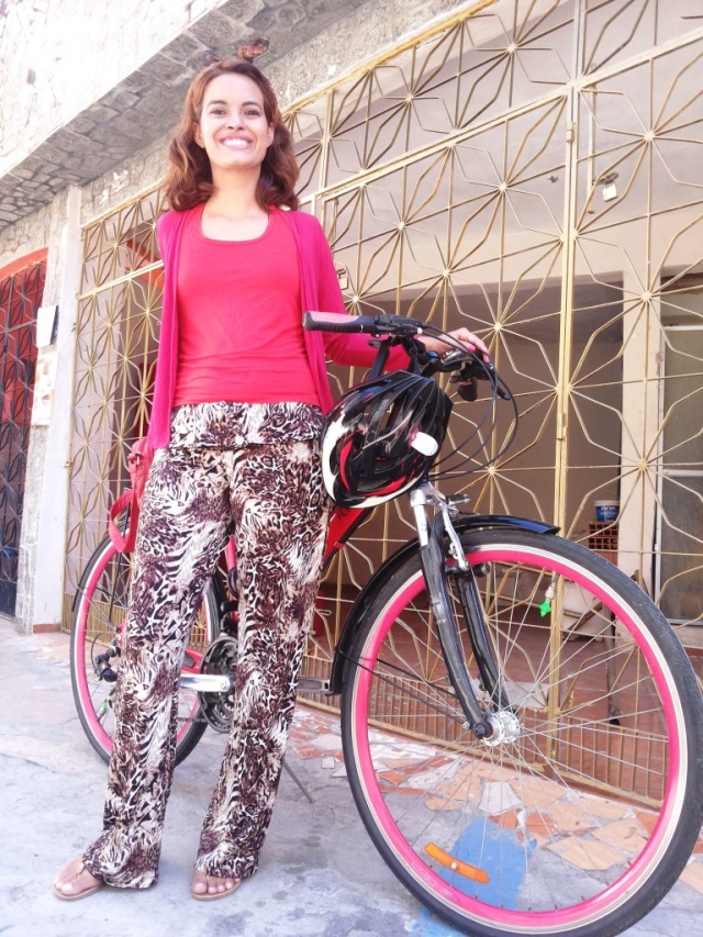Calça marrom e regata vermelha Blog de bike na Cidade Sheryda Lpes by Francisco Barbosa (3)